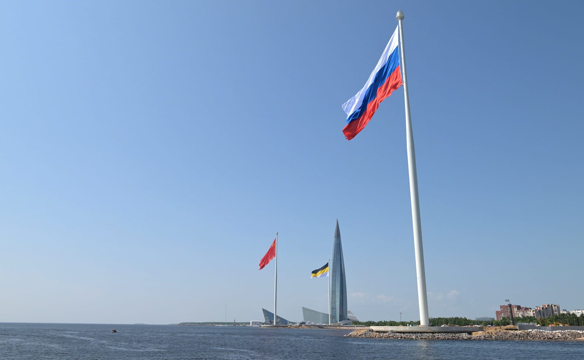 Флагштоки установлены на береговой линии у Парка 300-летия Санкт-Петербурга.