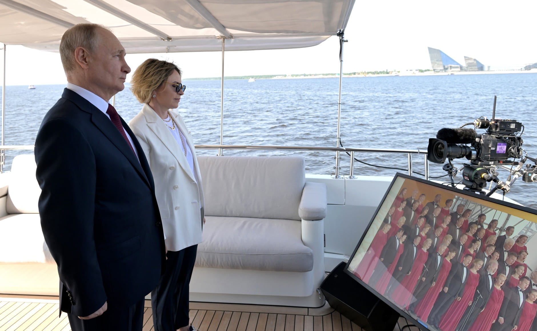 Владимир Путин принял участие в церемонии подъёма флагов Российской Федерации, СССР и Российской империи в акватории Финского залива. С заместителем генерального директора компании «Газпром Нефть», генеральным директором ООО «Газпром Лахта» Еленой Илюхиной