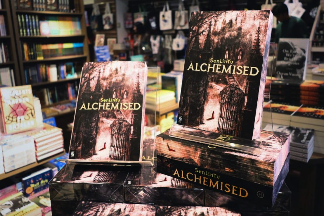 Фанфик по Гарри Поттеру о секс-насилии стал бестселлером. Роман Alchemised в книжном магазине