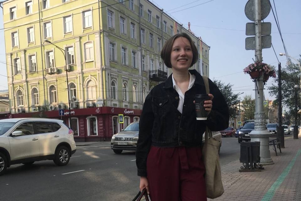 Девушка на улице в России