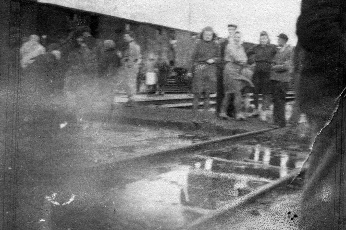 Семья Крой, депортированная из дома Делиньвалки в приходе Анце, Вентспилсского района. Снято между 26 марта и 7 апреля 1949 года по дороге к месту расселения.