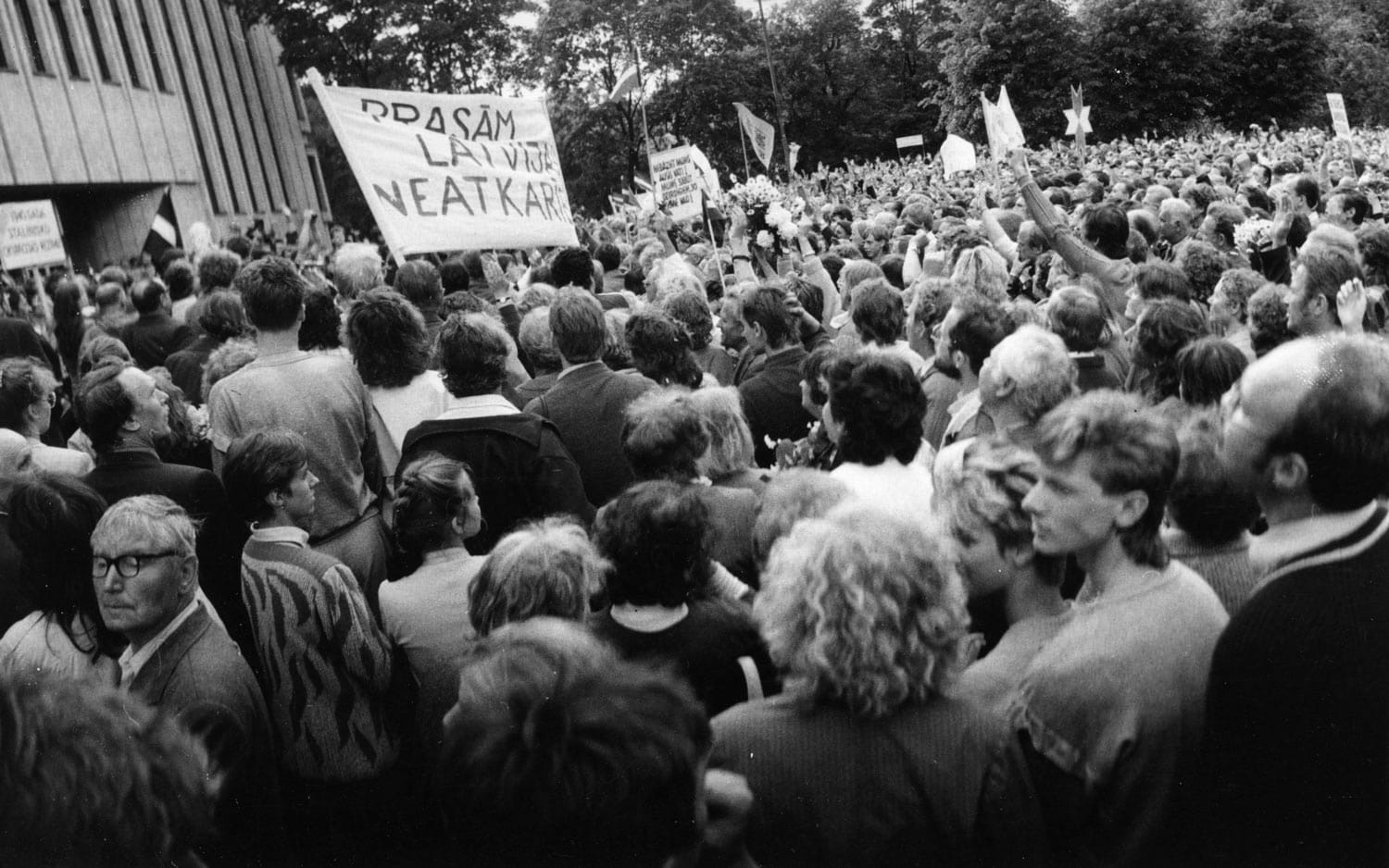 Митинг в память о жертвах массовых депортаций 14 июня 1988 года в Риге