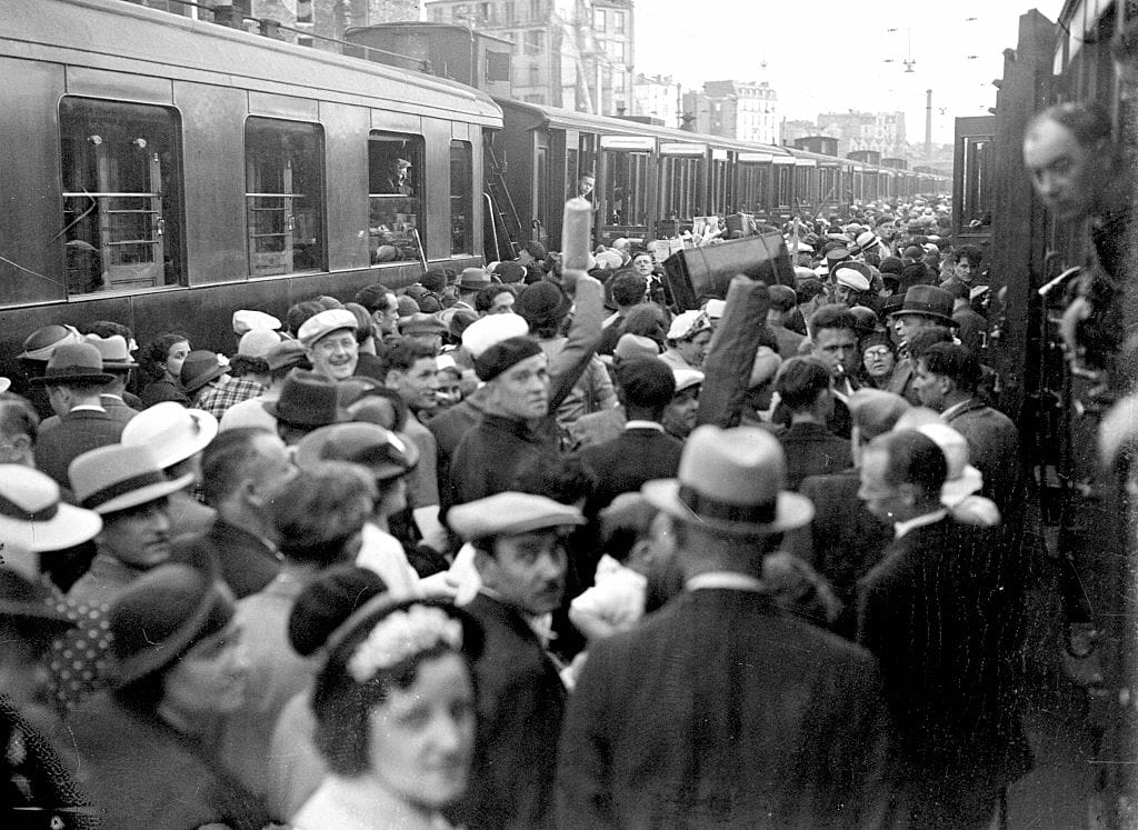 Местные жители покидают Париж с вокзала Монпарнас, май 1940 года