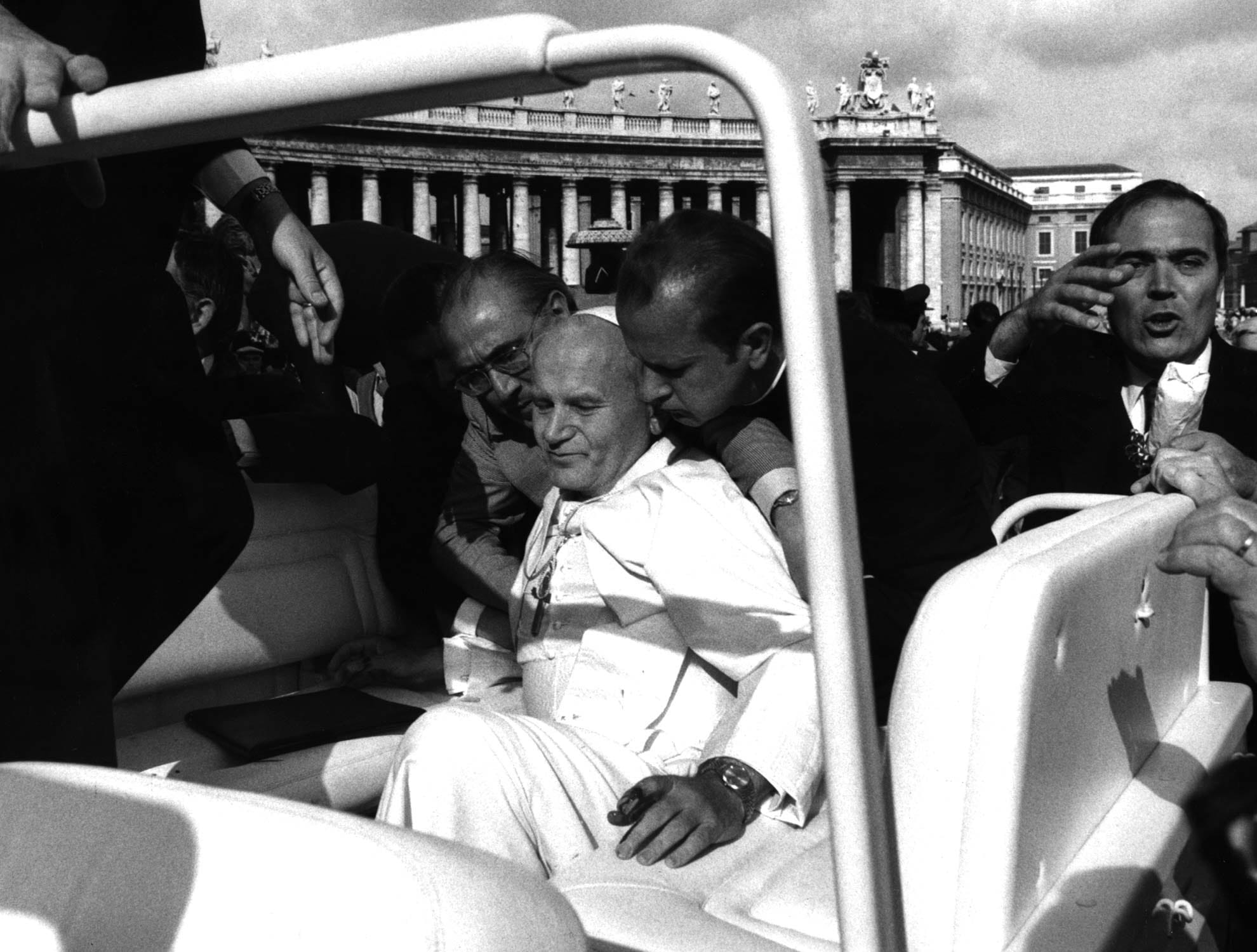 Раненый папа Иоанн Павел II 13 мая 1981 года