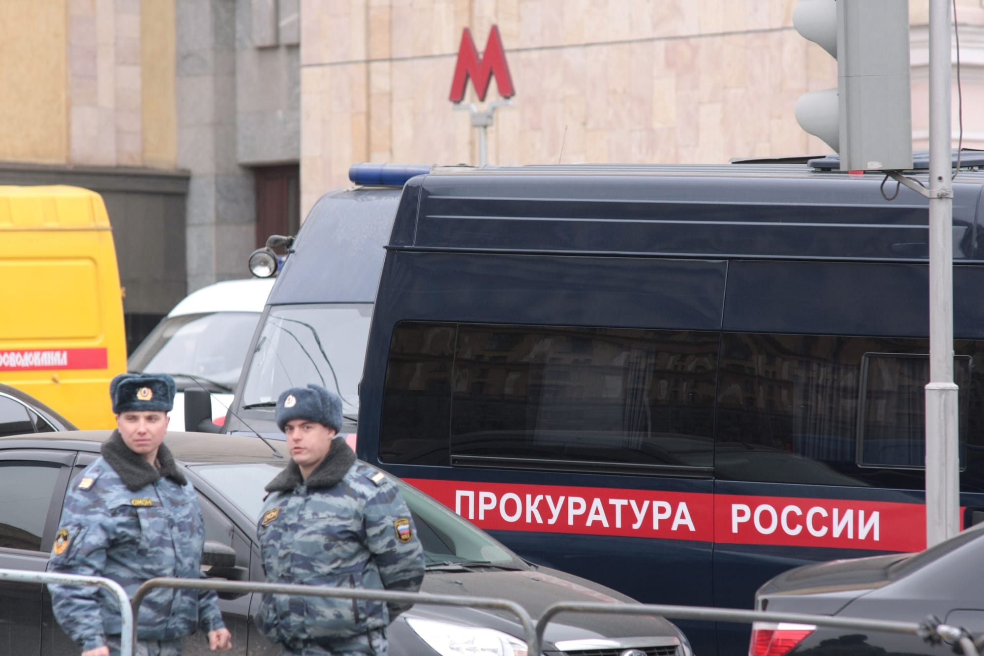 полиция у метро после теракта 2010