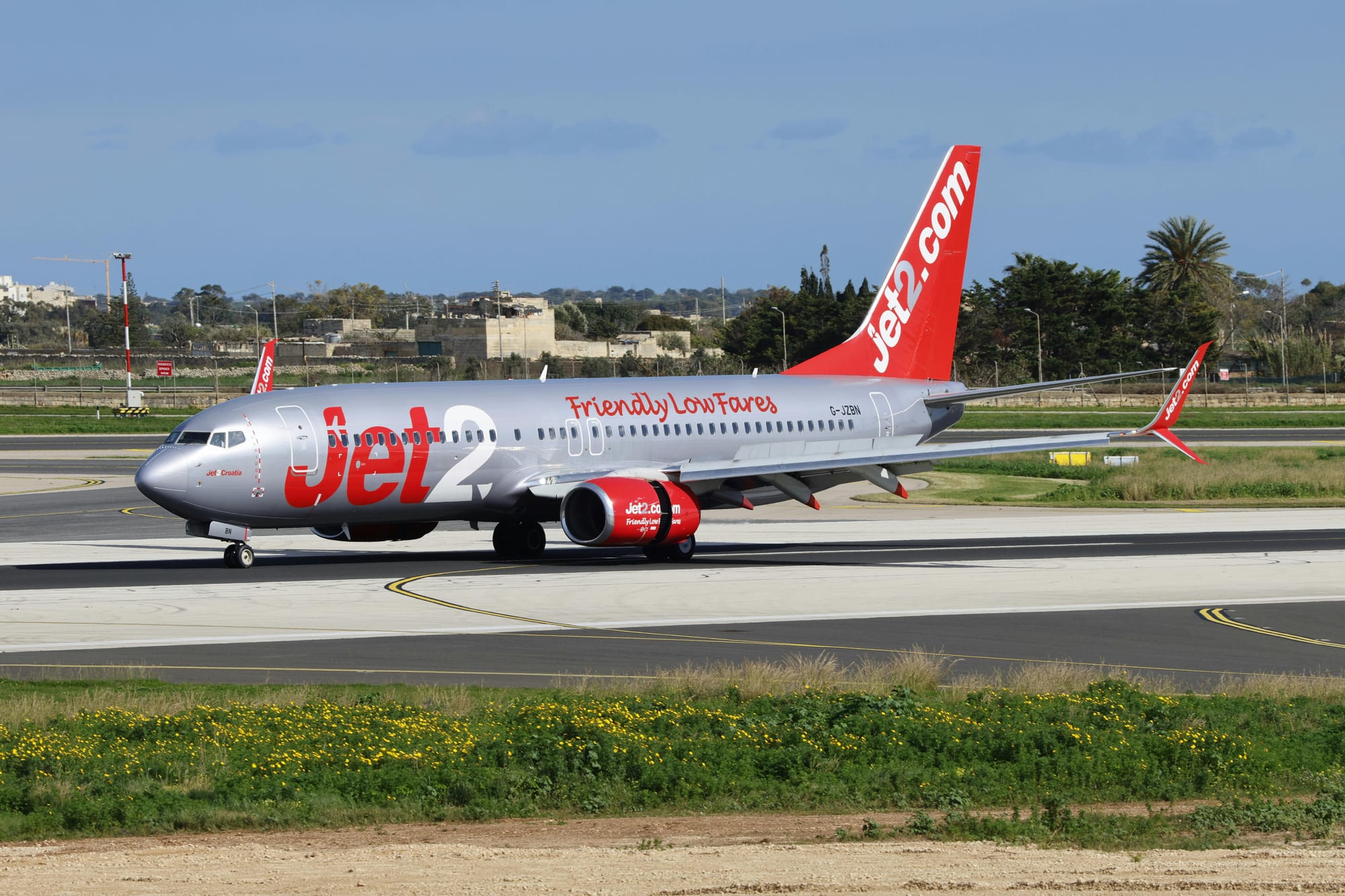 Jet2 — мем принес авиакомпании миллиард долларов.
