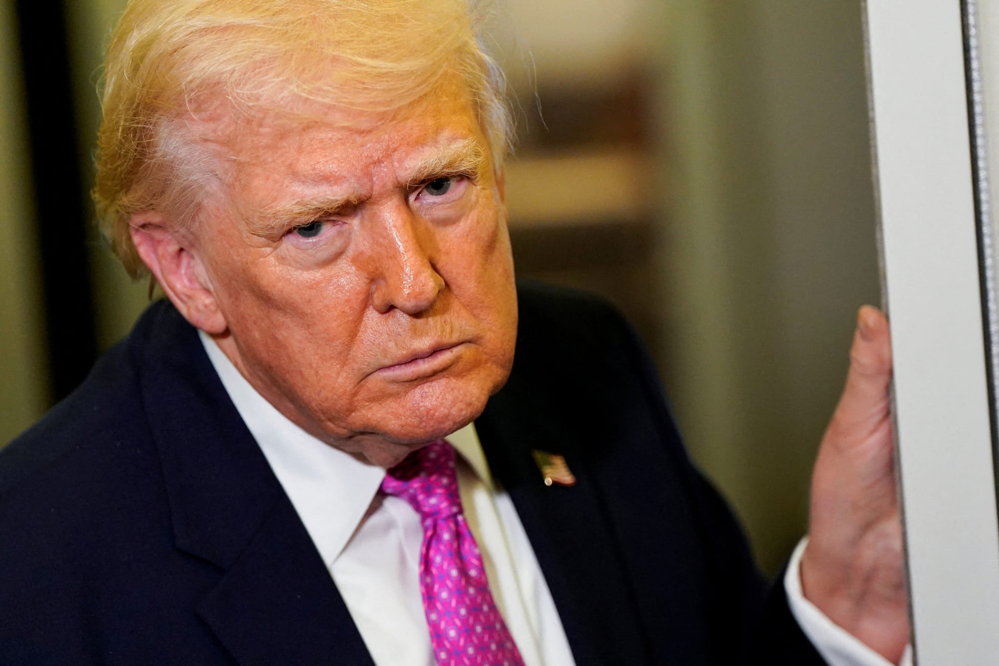 Трамп общается с прессой на борту своего самолета, 29 марта 2026 года