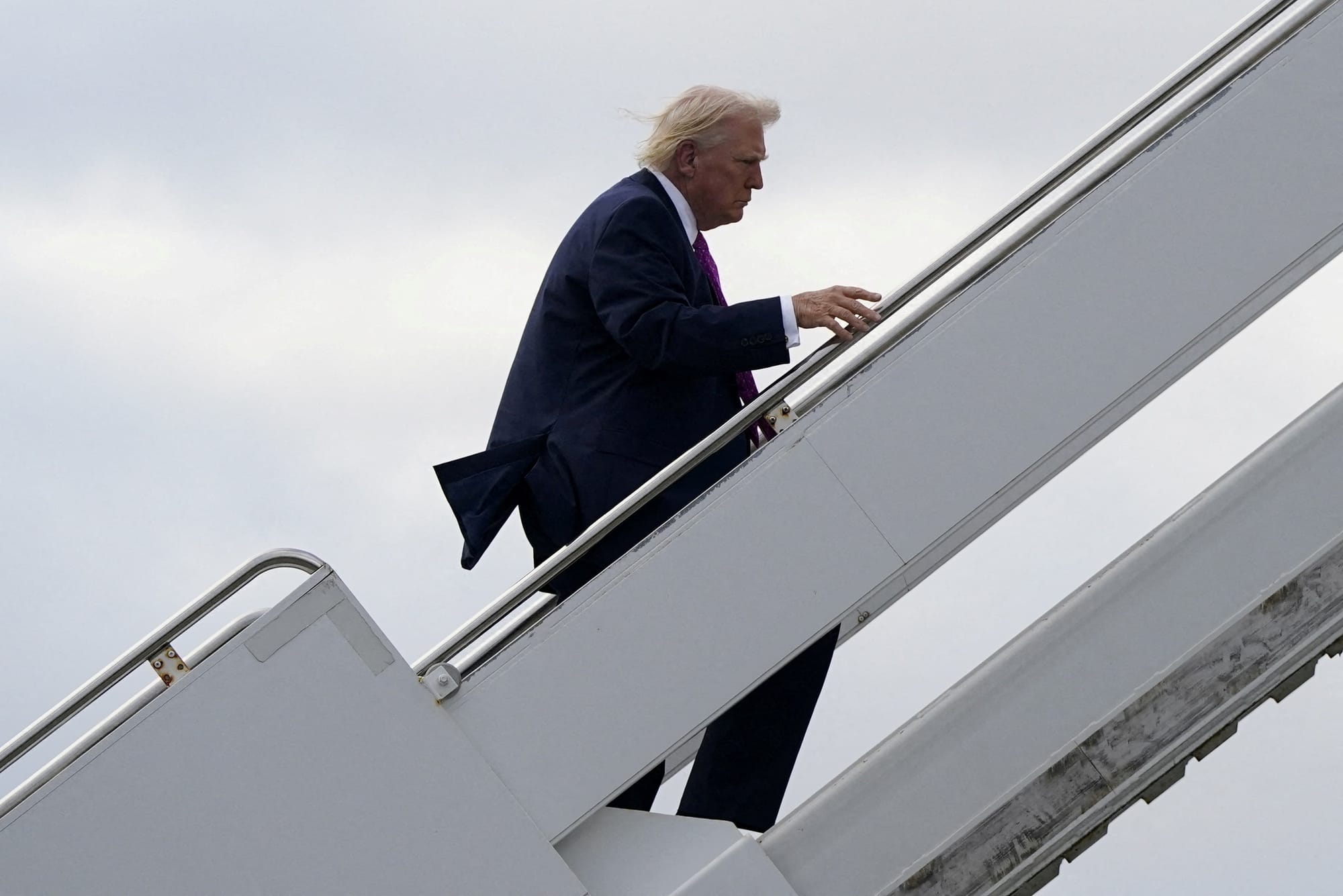 Трамп поднимается на борт самолета, 2026 год