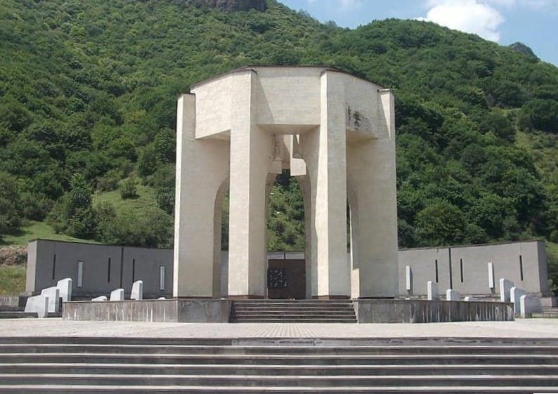 Камень скорби. Фото: karachaevsk.info