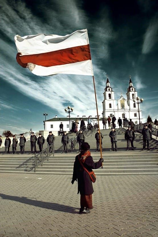 Нина Багинская с флагом независимой Беларуси
