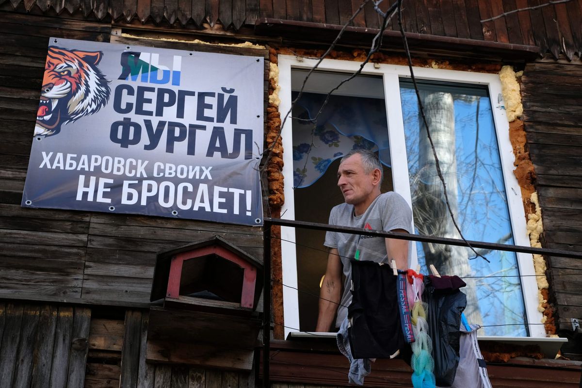 Фредди с плакатом в поддержку Фургала