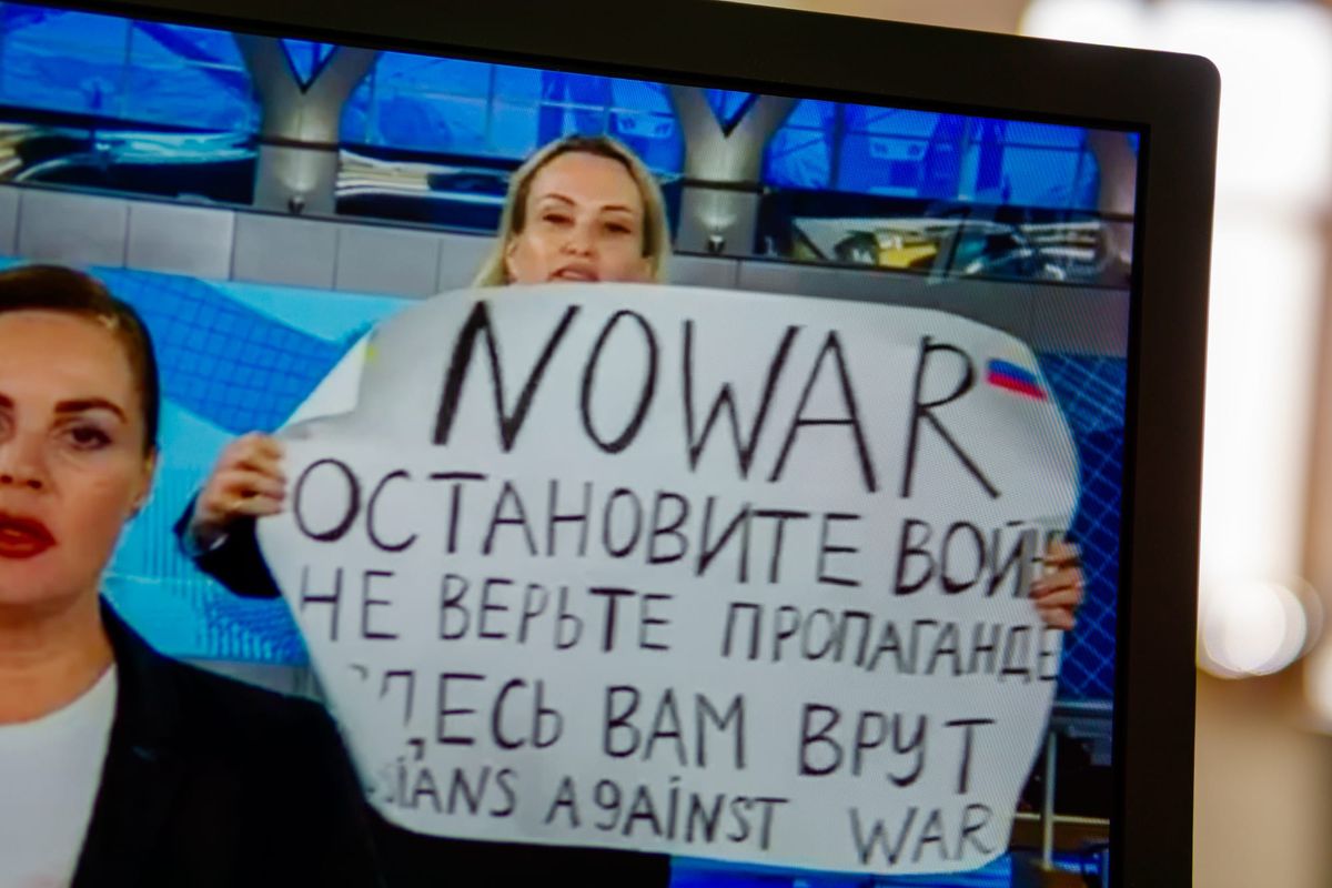 Девушка с плакатом