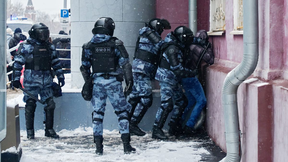 Как вести себя, если полицейские бьют или унижают человека на ваших глазах. Памятка «Холода»