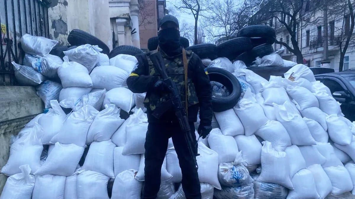 Одесса. Украинский солдат на фоне мешков