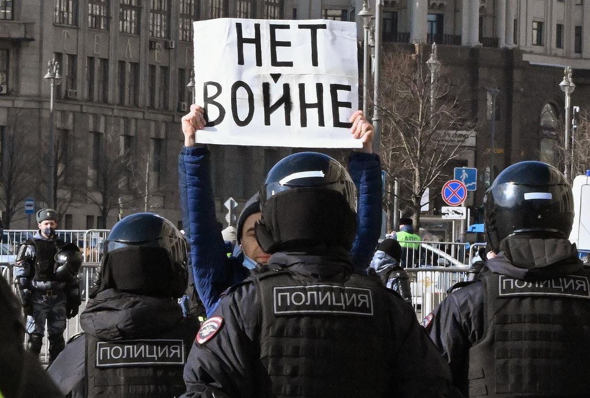 10 абсурдных задержаний, которые случились после начала войны