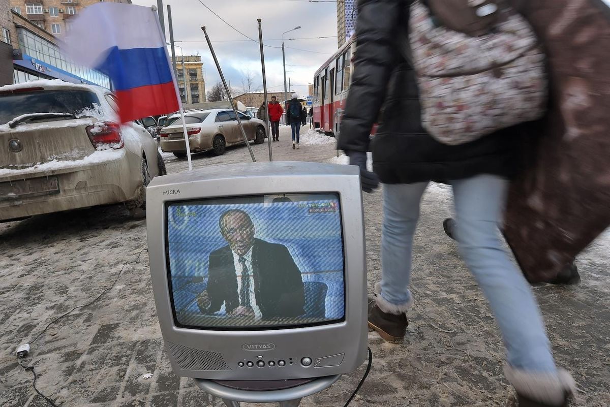 Трансляция новостей по телевизору на улице
