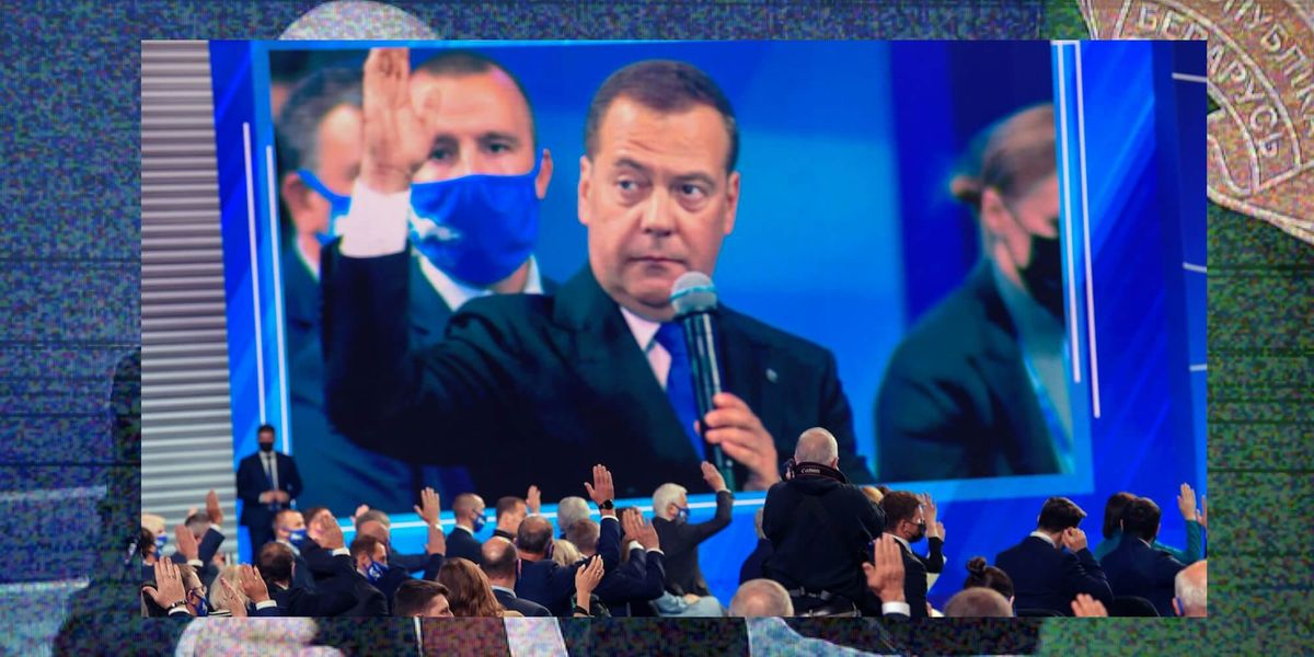 Дмитрий Медведев на экране телевизора, коллаж