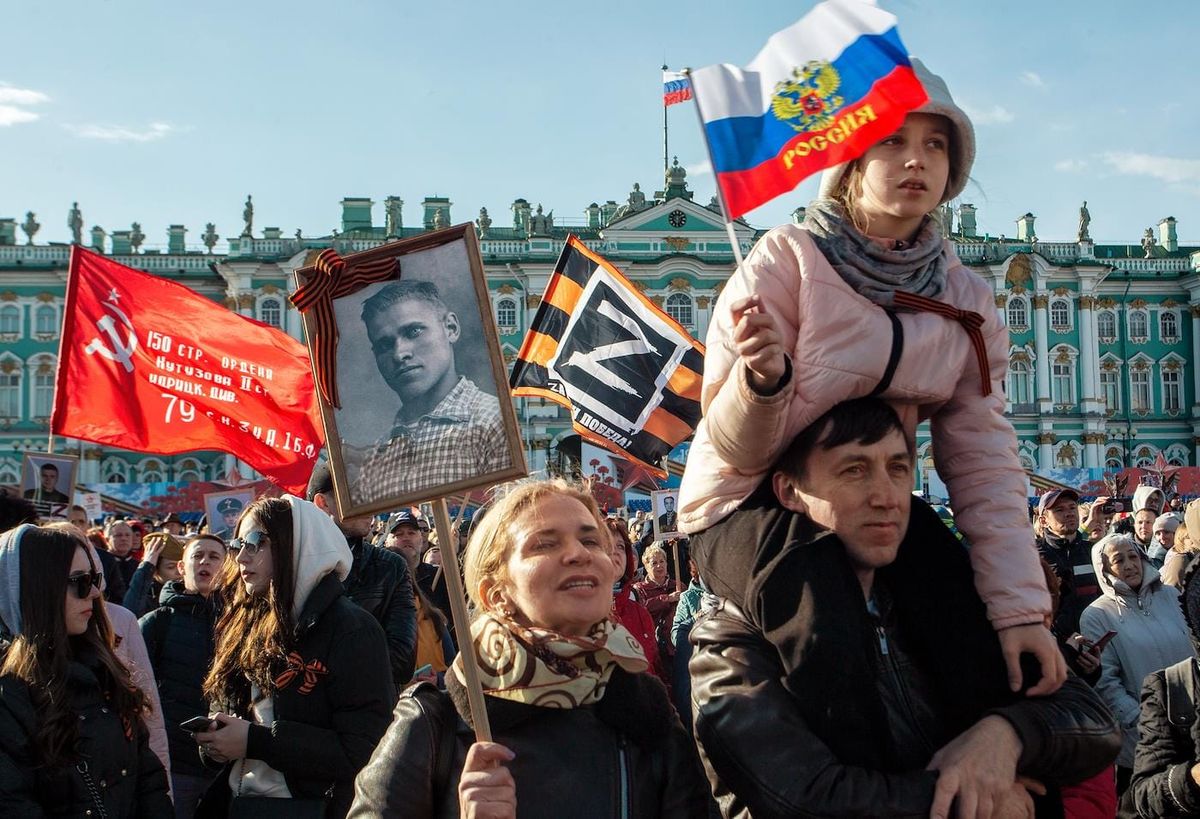 Зрители празднования 77-ой годовщины Победы в Великой Отечественной войне во время концерта на Дворцовой площади