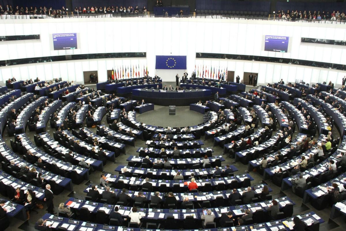 Европарламент, зал, в котором проходят собрания по принятиям решений и резолюций