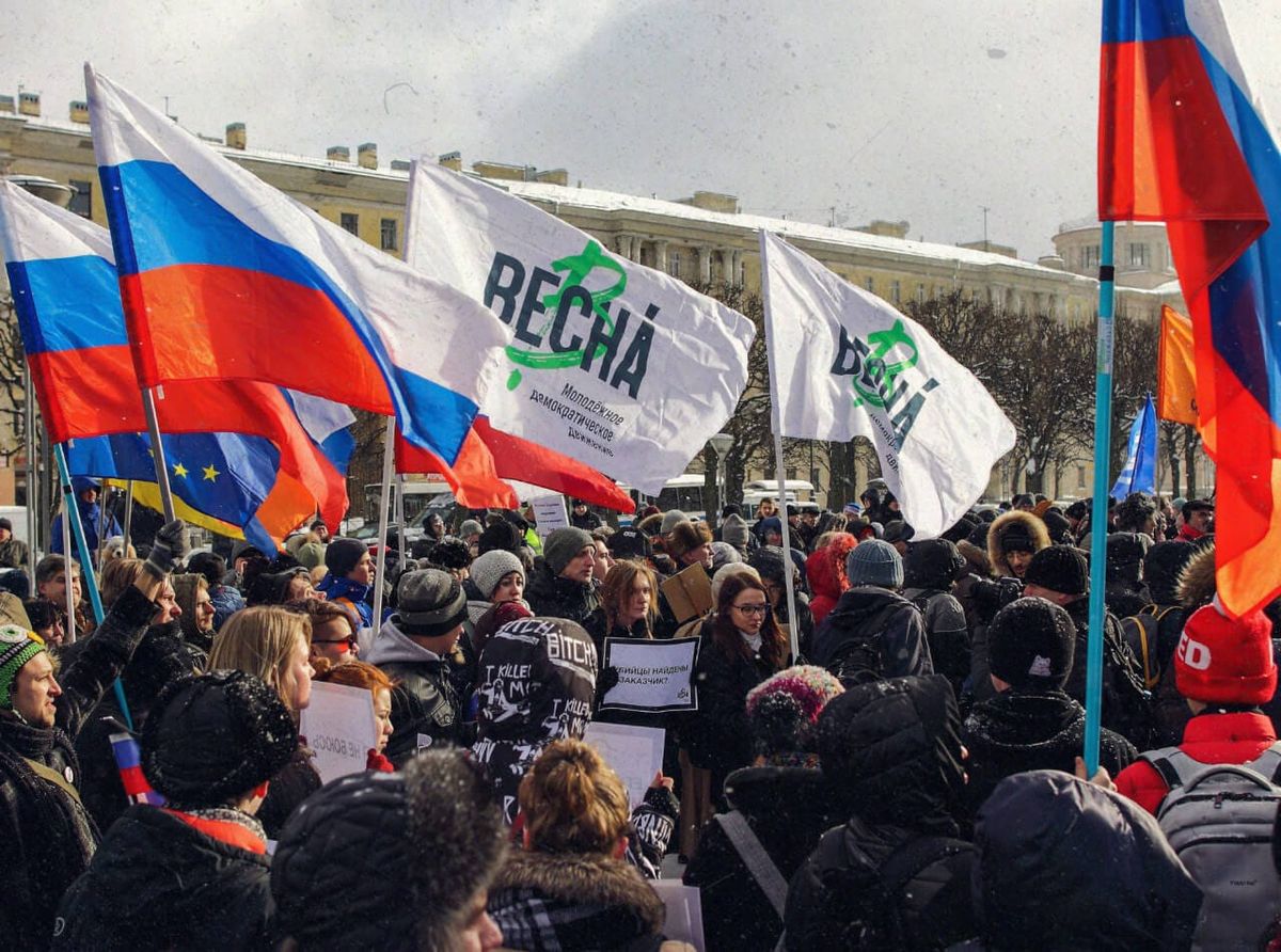 Движение Весна, толпа протестующих с флагами РФ и «Весны»