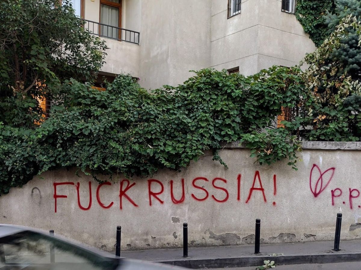 Fuck Russia — граффити на стене, как пример отношения к россиянам