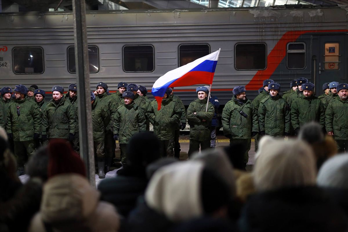 Солдаты, недавно мобилизованные Россией для военной операции в Украине, стоят на церемонии перед посадкой в поезд на железнод