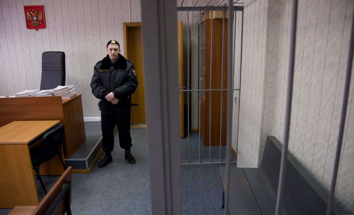 За что можно получить больший срок — за акцию против войны или избиение человека?