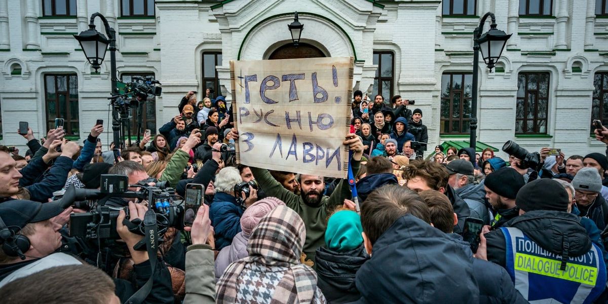 Рейдерский захват, давление со стороны патриотов и следы Москвы