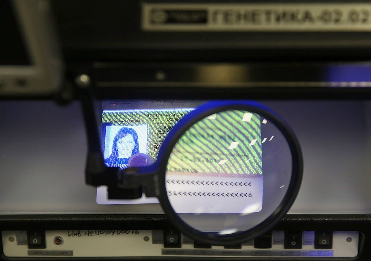 ФСБ проверяет телефоны на границе