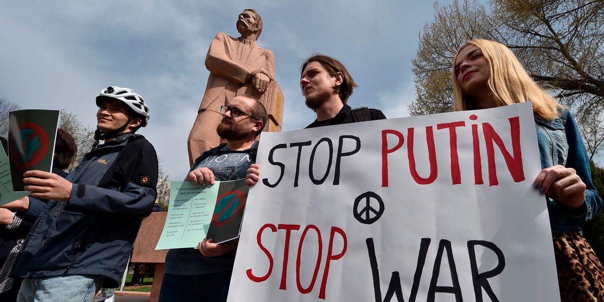 Кыргызстан депортирует россиян, выступающих против Путина