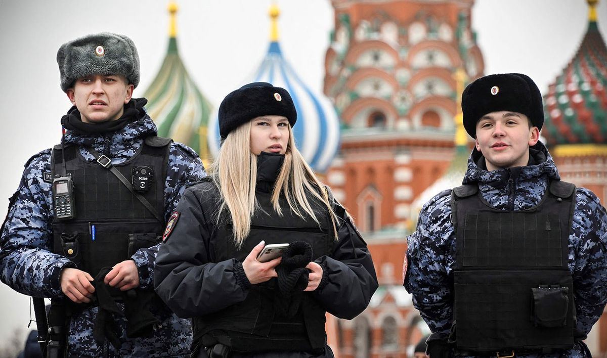 Шутка над «Родиной-матерью», фото у храма и тверк в школе