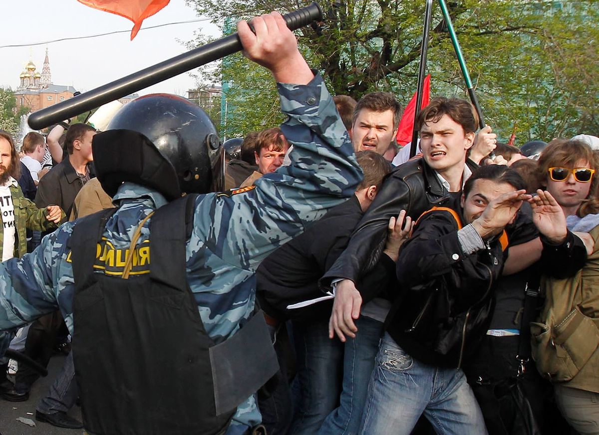 Тоталитаризм и абьюз. Омоновец замахивается на протестующего