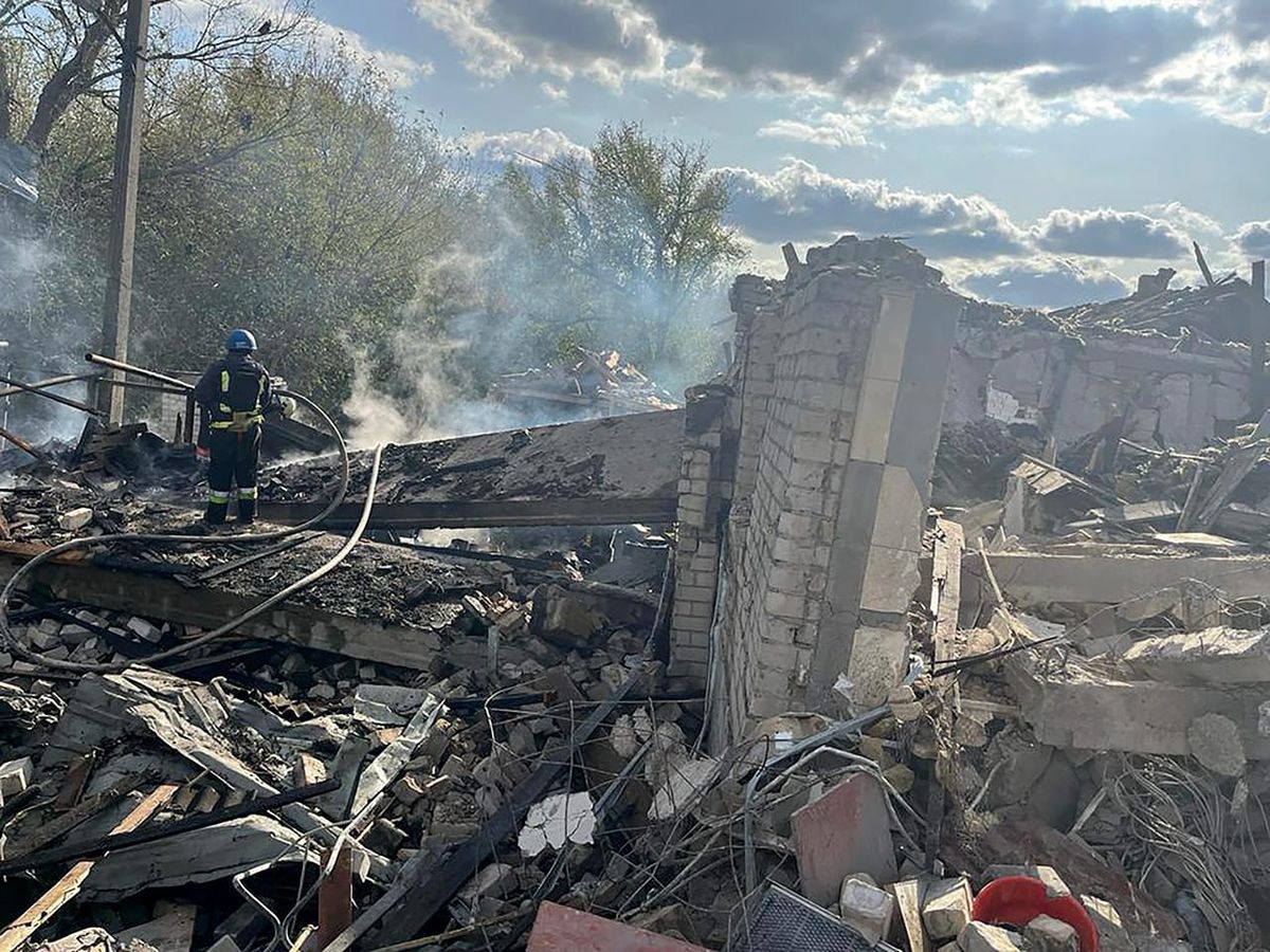 Россия обстреляла село Гроза Харьковской области. Фотография с места, МЧС Украины и разрушенное здание