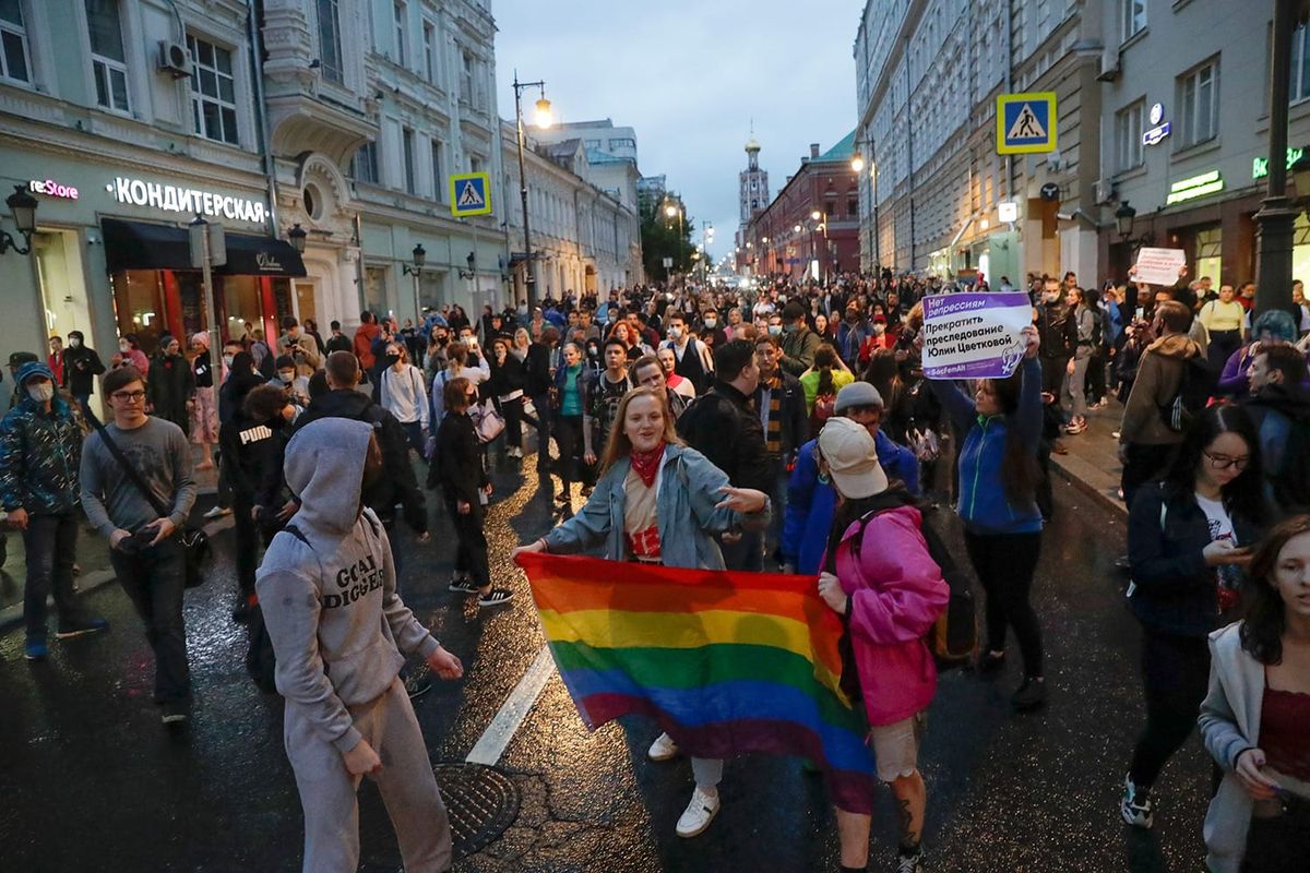 ЛГБТ хотят признать экстремистским. Люди на митинге разворачивают радужный флаг