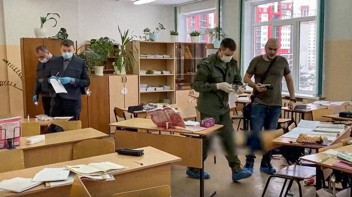 Стрельба в Брянске. Следователи на месте преступления в классе