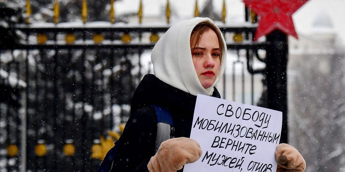 Жены мобилизованных впервые выступили против Путина