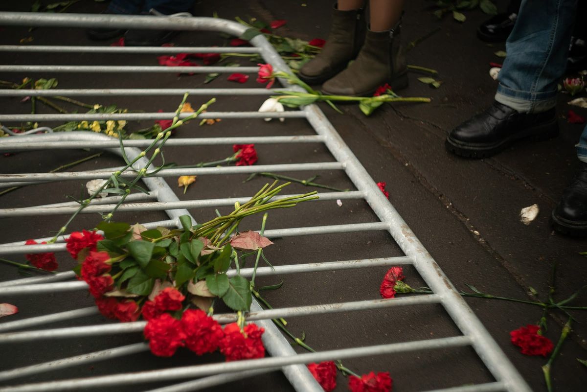 Цветы на упавшем заграждении. Похороны Алексея Навального