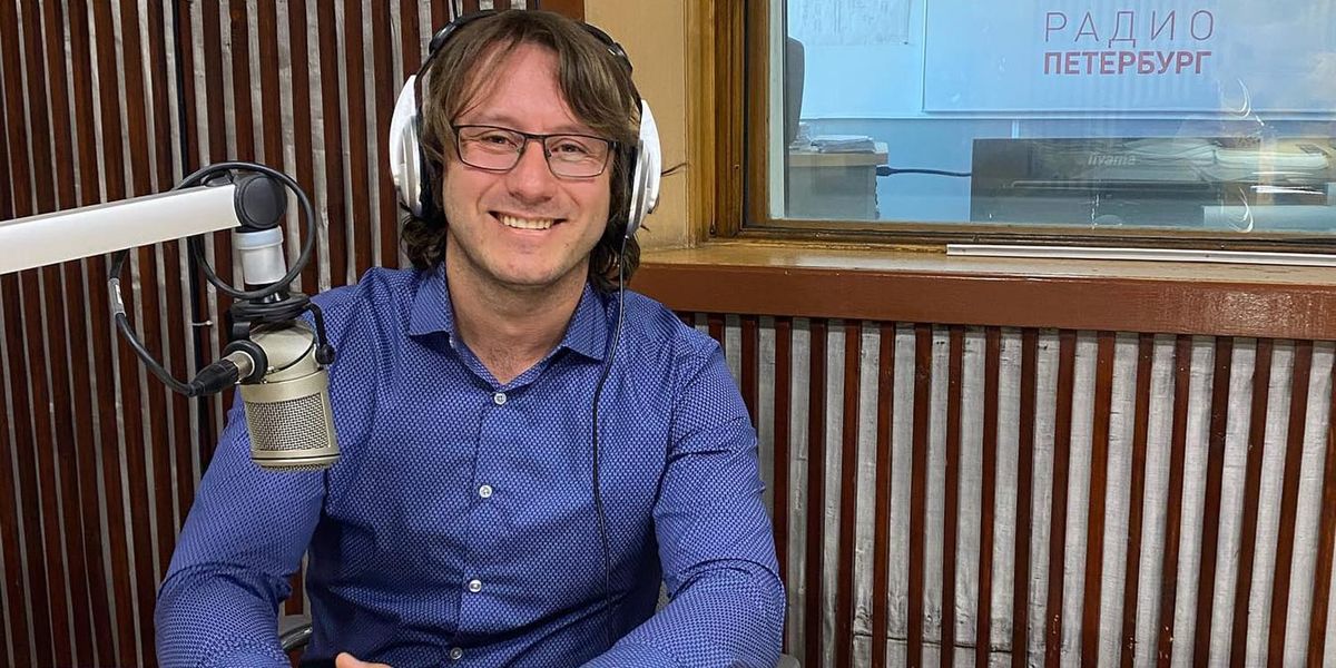 Десятки девушек обвинили известного психолога в домогательствах