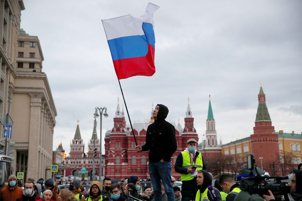 Оппозиции надо вернуть себе российский флаг