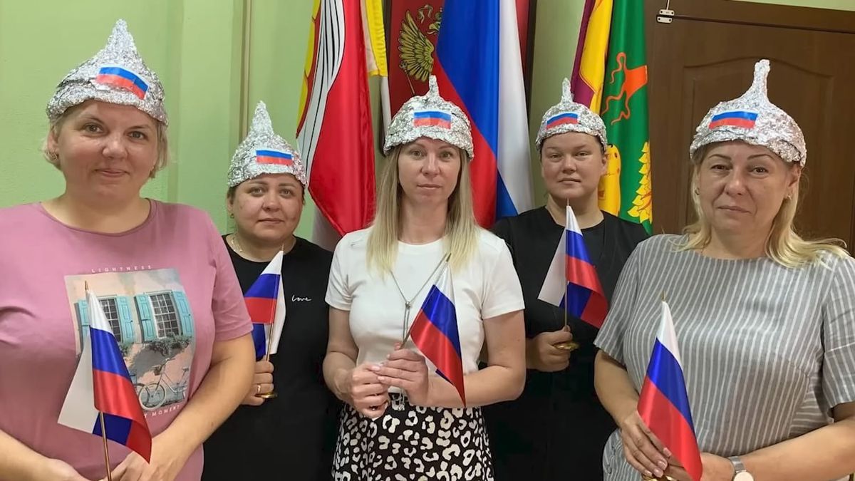 «Если ребенка окружают люди в шапочках из фольги, он будет считать подчинение нормой»