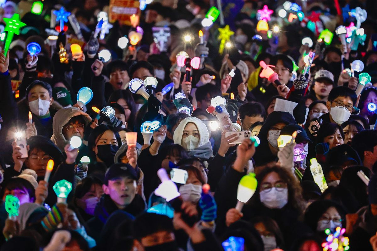 Символом протеста в Южной Корее стали светящиеся игрушки фанатов K-pop