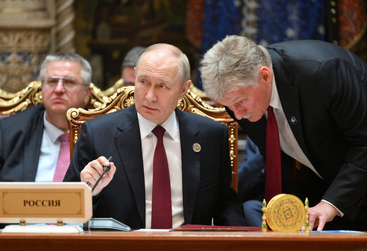 Путин и Песков на саммите СНГ в Душанбе