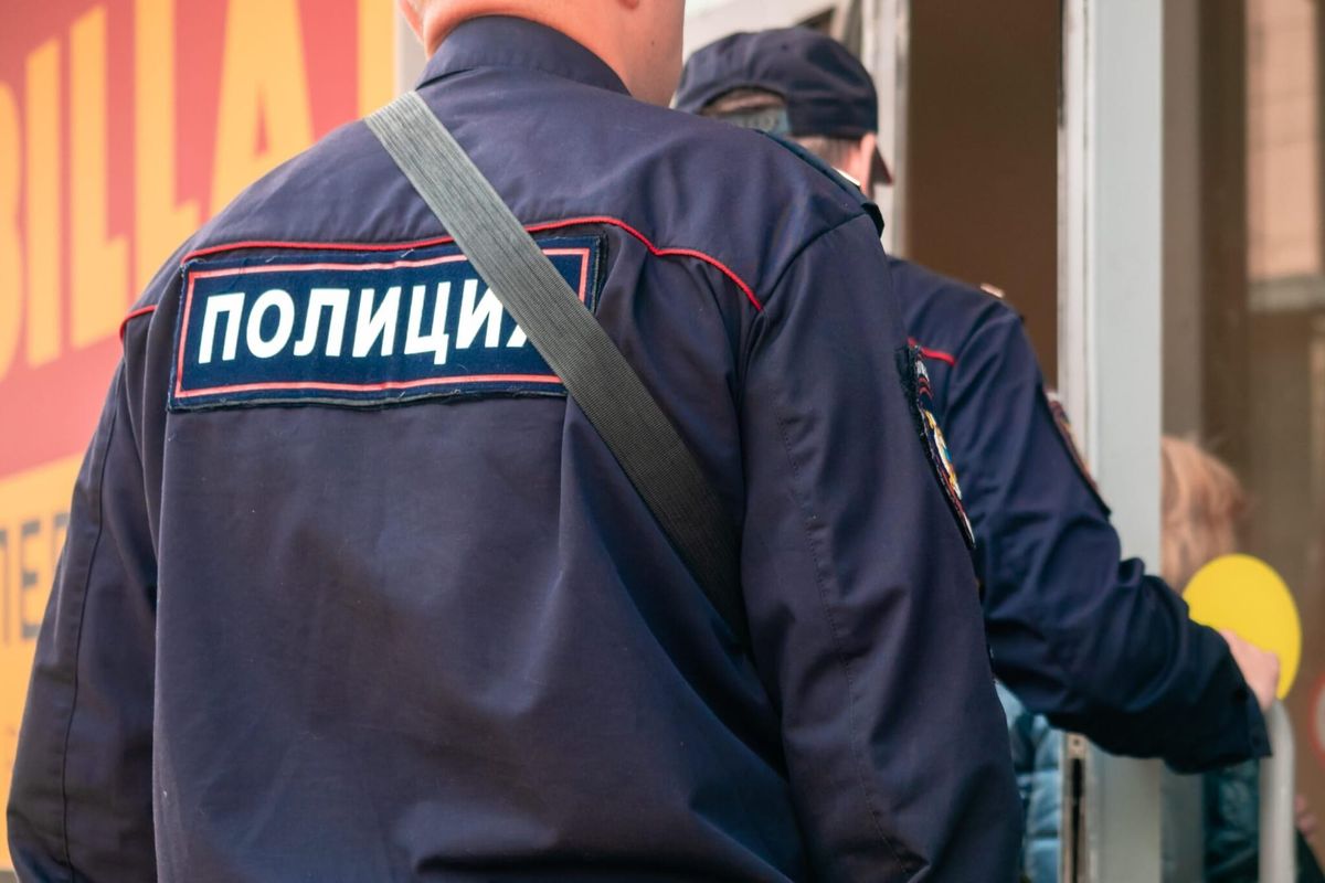 Группа мужчин месяцами развращала и насиловала 13-летнюю девочку