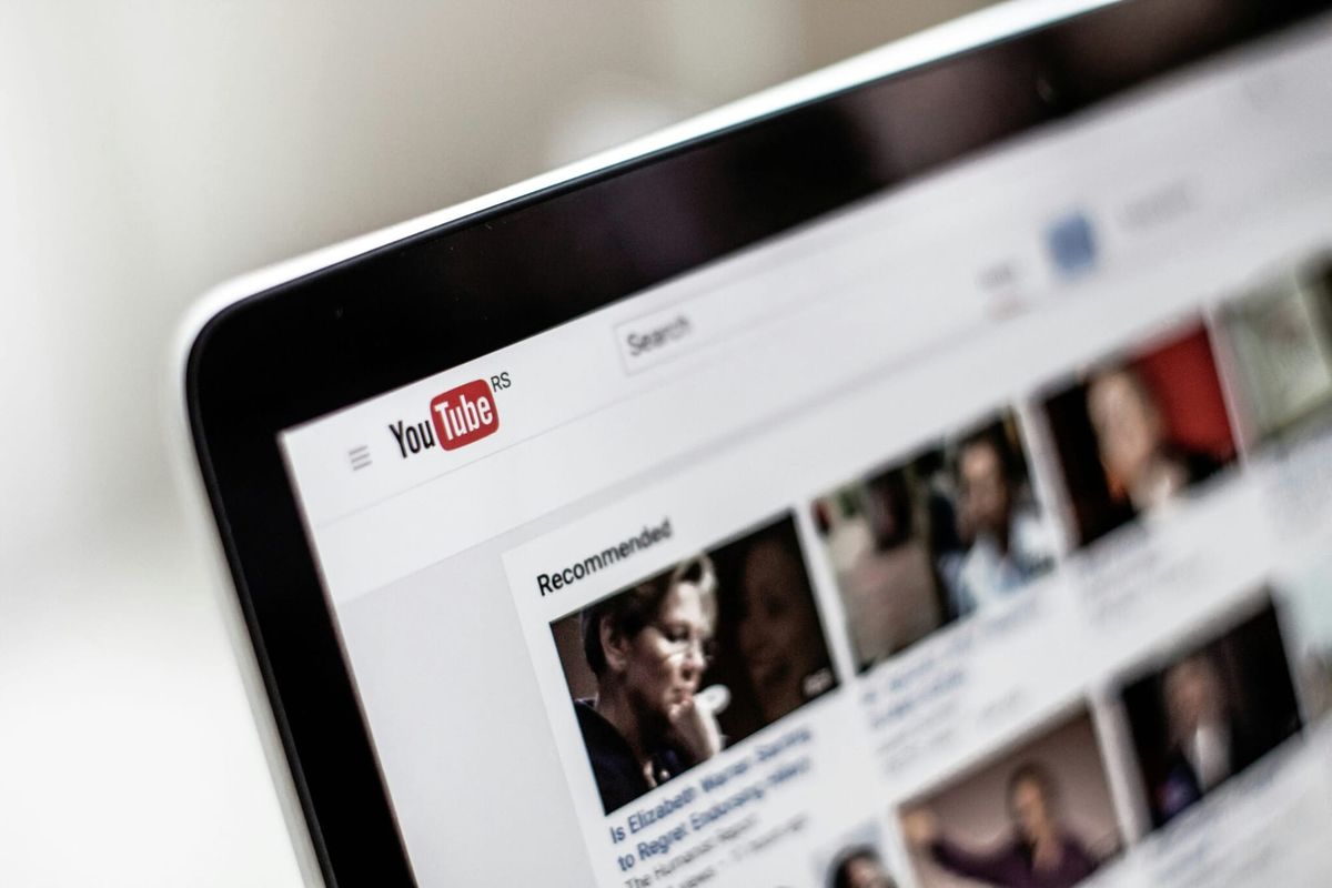 Монитор ноутбука, на котором открыт YouTube