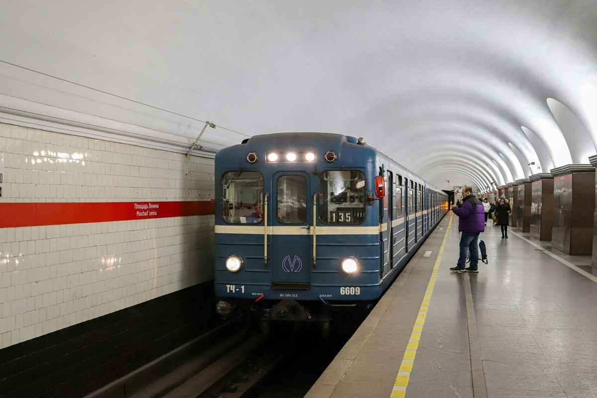У жителей Петербурга начали проверять экраны телефонов на входе в метро