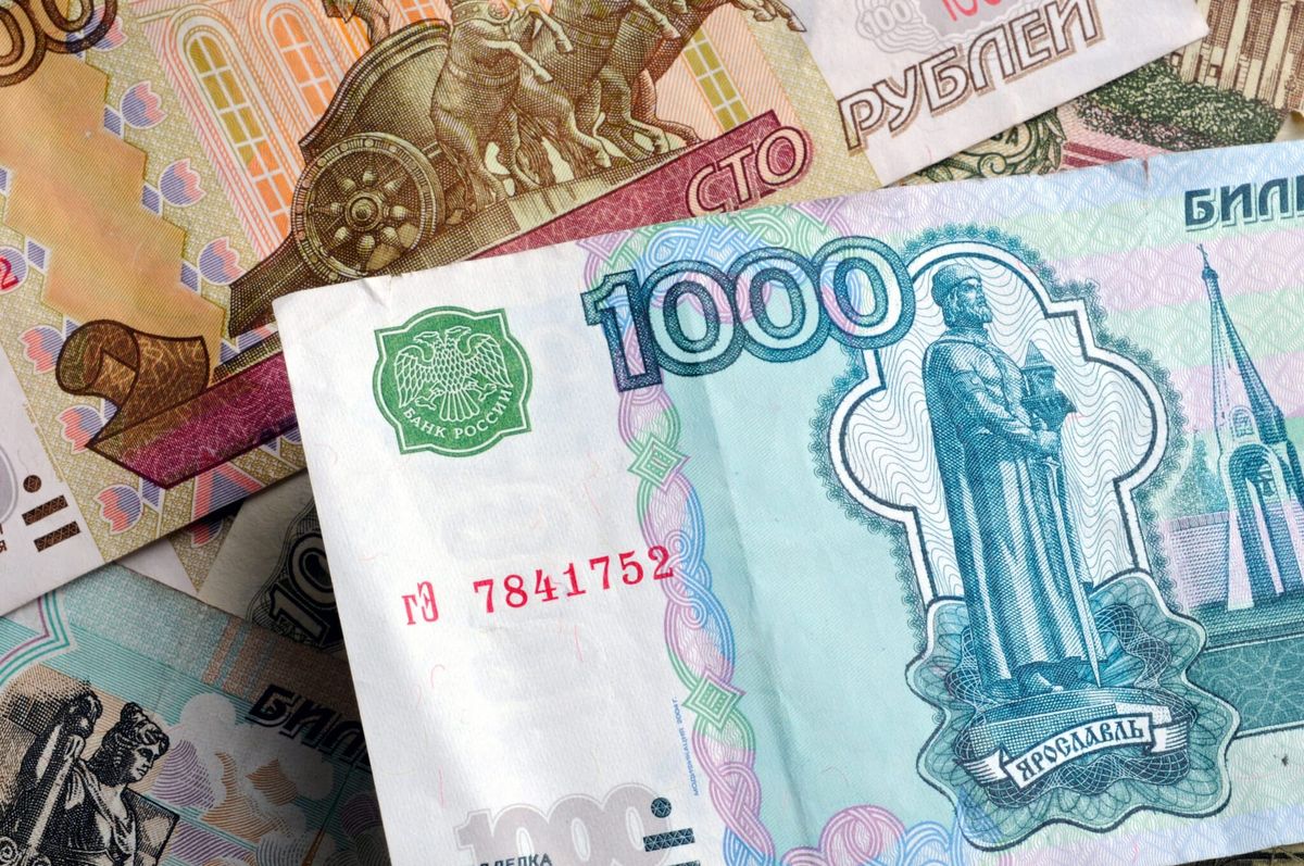 Россияне начали готовиться к резкому падению курса рубля