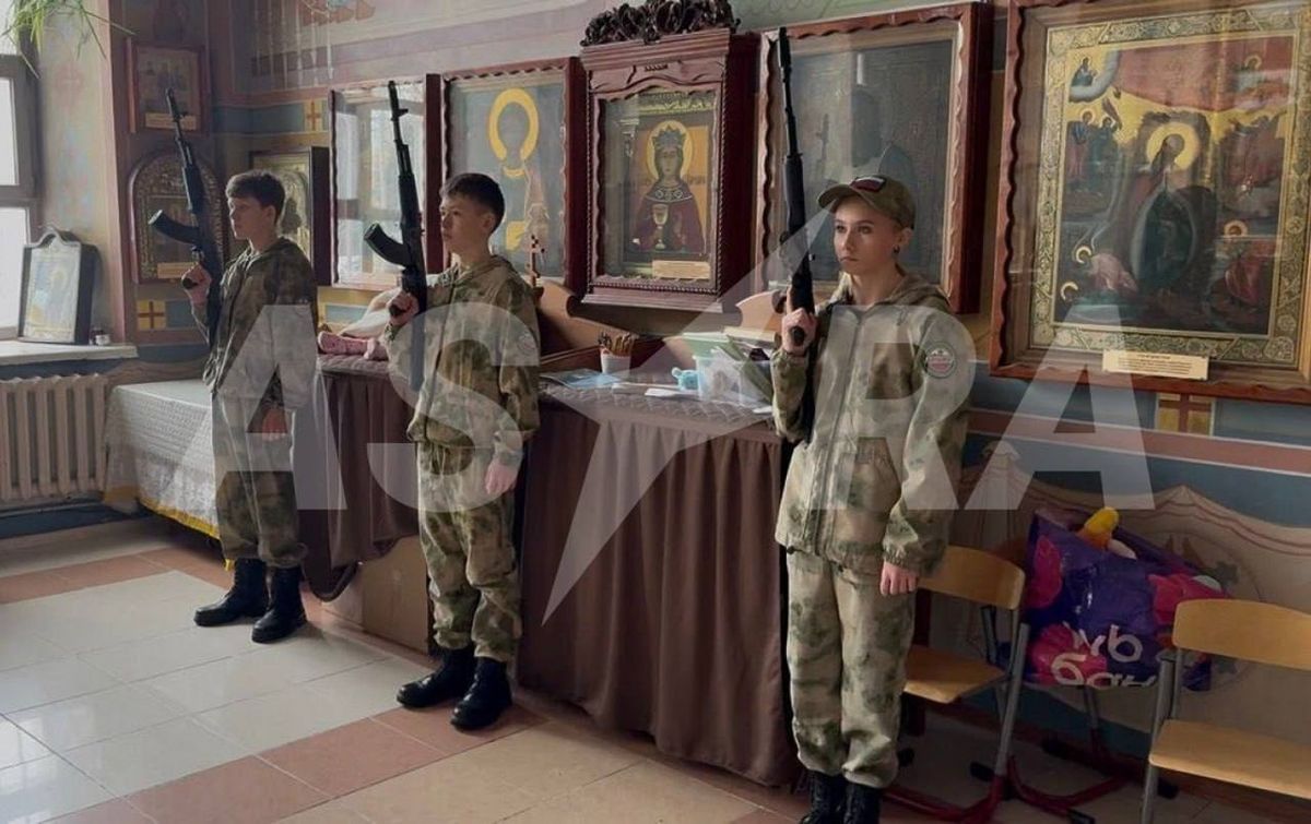 Подростки с автоматами выступили в православном храме
