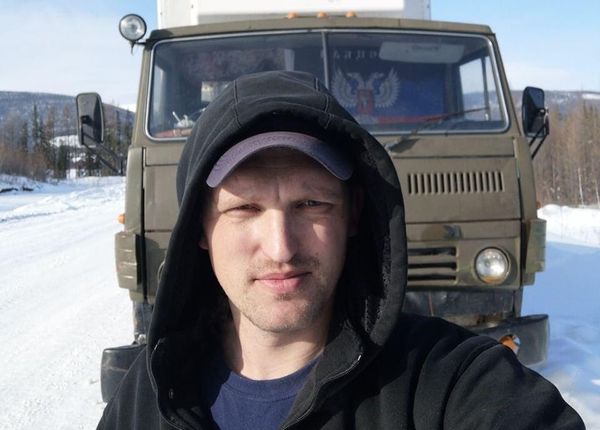 бывший полицейский Роман Тимиров, который бросил награды и поддерживает Фургала