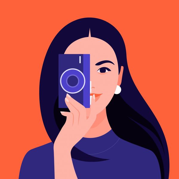 Женщина фотографирует дочь и продает ее фотографии