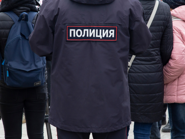 «Он достал бутылку с теплой мутной жидкостью, вылил мне на челку и сказал, что я обоссанная»